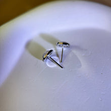 Load image into Gallery viewer, 925 Silver Rose Quartz Earrings 粉水晶镶嵌银耳钉