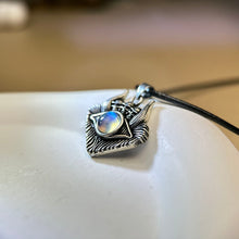 Load image into Gallery viewer, Labradorite Evil Eye Pendant Necklace 拉长石灰月光石镶嵌恶魔之眼吊坠项链
