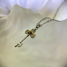 Load image into Gallery viewer, Almandine Garnet Key Pendant 酒红石榴石镶嵌钥匙吊坠