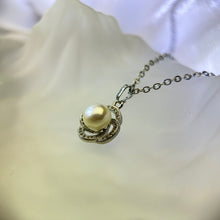 Load image into Gallery viewer, White Freshwater Pearl 白色淡水珍珠镶嵌吊坠