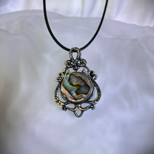 Load image into Gallery viewer, Abalone PAUA Shell Pendant Necklace 鲍贝镶嵌吊坠项链