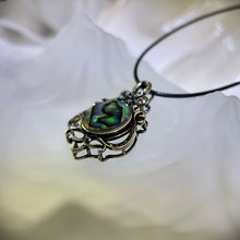 Load image into Gallery viewer, Abalone PAUA Shell Pendant Necklace 鲍贝镶嵌吊坠项链