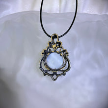 Load image into Gallery viewer, Abalone PAUA Shell Pendant Necklace 鲍贝镶嵌吊坠项链