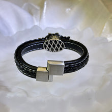 Load image into Gallery viewer, Phantom Quartz Leather Bangle 幽灵水晶镶嵌皮革手镯
