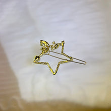 Load image into Gallery viewer, White Freshwater Pearl Star Hair Clip 白色淡水珍珠镶嵌星星发夹