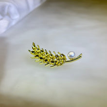 Load image into Gallery viewer, White Freshwater Pearl Ear of Wheat Brooch 白色淡水珍珠镶嵌麦穗胸针