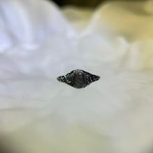 Load image into Gallery viewer, Black Sunstone Adjustable Ring 黑骨干石黑色太阳石镶嵌活口戒指