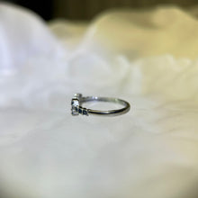 Load image into Gallery viewer, Blue Sapphire Adjustable Ring 蓝色蓝宝石镶嵌活口戒指