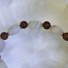 Load image into Gallery viewer, Cream Nephrite Argawood Beads Bracelet 和田玉青白玉沉香木手串
