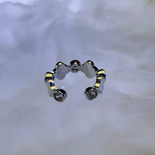 Load image into Gallery viewer, White Mother of Pearl Clovers Adjustable Ring 白色贝母四叶草镶嵌活口戒指