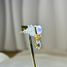 Load image into Gallery viewer, 14K Gold Filled White Freshwater Pearl Earrings 白色淡水珍珠14K注金镶嵌耳钉