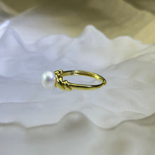 Load image into Gallery viewer, White Freshwater Pearl Adjustable Ring 白色淡水珍珠镶嵌活口戒指