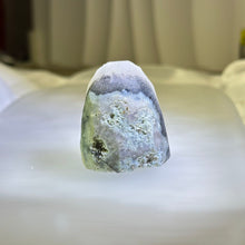 Load image into Gallery viewer, Clear Quartz Geode白水晶晶镇