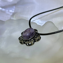 Load image into Gallery viewer, Charoite Flower Pendant Necklace 紫龙晶镶嵌花朵吊坠项链