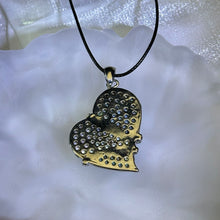 Load image into Gallery viewer, PAUA Abalone Shell Love Heart Pendant Necklace 鲍贝爱心镶嵌吊坠项链