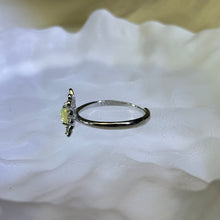 Load image into Gallery viewer, White Opal Adjustable Ring 白色欧泊镶嵌活口戒指