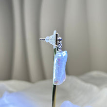 Load image into Gallery viewer, 925 Silver White Baroque Freshwater Pearl Earrings 白色巴洛克淡水珍珠镶嵌银耳钉