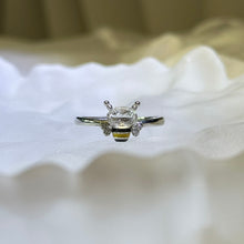 Load image into Gallery viewer, Clear Quartz Bee Adjustable Ring 白水晶镶嵌蜜蜂活口戒指