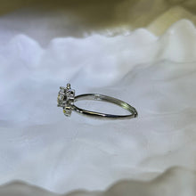 Load image into Gallery viewer, Clear Quartz Bee Adjustable Ring 白水晶镶嵌蜜蜂活口戒指