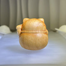 Load image into Gallery viewer, Thuja Wood Fortune Cat 崖柏木招财猫