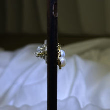 Load image into Gallery viewer, 14K Gold Filled White Freshwater Pearl Earrings 白色淡水珍珠14K注金镶嵌耳钉