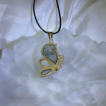 Load image into Gallery viewer, PAUA Abalone Shell Butterfly Pendant Necklace 鲍贝镶嵌蝴蝶吊坠项链