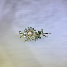Load image into Gallery viewer, Champagne Freshwater Pearl Daisy Brooch 香槟色淡水珍珠镶嵌雏菊胸针