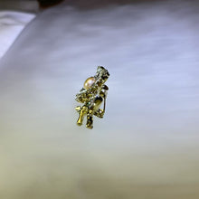 Load image into Gallery viewer, Champagne Freshwater Pearl Daisy Brooch 香槟色淡水珍珠镶嵌雏菊胸针