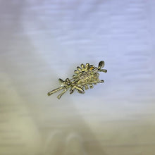 Load image into Gallery viewer, Champagne Freshwater Pearl Daisy Brooch 香槟色淡水珍珠镶嵌雏菊胸针