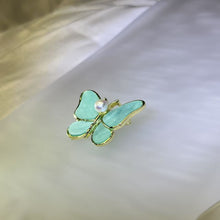 Load image into Gallery viewer, White Freshwater Pearl Butterfly Brooch 白色淡水珍珠镶嵌蝴蝶胸针