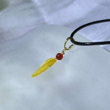 Load image into Gallery viewer, Amber Leaf Pendant Necklace 蜜蜡叶子吊坠项链