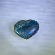 Load image into Gallery viewer, Labradorite Love Heart 拉长石灰月光石爱心