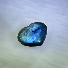 Load image into Gallery viewer, Labradorite Love Heart 拉长石灰月光石爱心