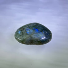 Load image into Gallery viewer, Labradorite Love Heart 拉长石灰月光石爱心