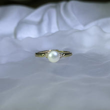 Load image into Gallery viewer, White Freshwater Pearl Adjustable Ring 白色淡水珍珠镶嵌活口戒指