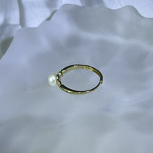 Load image into Gallery viewer, White Freshwater Pearl Adjustable Ring 白色淡水珍珠镶嵌活口戒指
