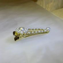 Load image into Gallery viewer, Freshwater Pearl Accent Hair Clip 白色淡水珍珠点缀发夹