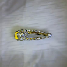 Load image into Gallery viewer, Freshwater Pearl Accent Hair Clip 白色淡水珍珠点缀发夹