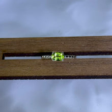 Load image into Gallery viewer, 925 Silver Peridot Adjustable Ring 橄榄石银镶嵌活口戒指