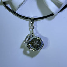 Load image into Gallery viewer, Abalone (Pāua) Shell Natural Shape Pendant Necklace 鲍鱼贝随型吊坠项链