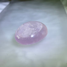 Load image into Gallery viewer, Oval Rose Quartz 椭圆粉水晶滚石