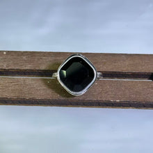 Load image into Gallery viewer, Black Spinel Adjustable Ring 黑色尖晶石镶嵌活口戒指