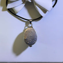 Load image into Gallery viewer, Malachite Amulet Box Pendant Necklace 孔雀石镶嵌嘎乌盒吊坠项链