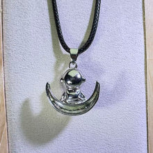 Load image into Gallery viewer, Purple Kunzite Astronaut Pendant Necklace 紫锂辉镶嵌太空人吊坠项链