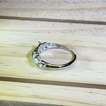Load image into Gallery viewer, Blue Sapphire Adjustable Ring 蓝色蓝宝石镶嵌活口戒指