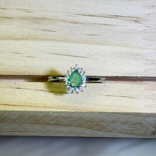 Load image into Gallery viewer, Emerald Adjustable Ring 祖母绿镶嵌活口戒指