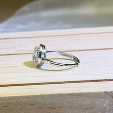 Load image into Gallery viewer, Clear Quartz Adjustable Ring 白水晶镶嵌活口戒指
