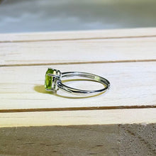 Load image into Gallery viewer, Peridot Adjustable Ring 橄榄石镶嵌活口戒指