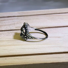 Load image into Gallery viewer, Labradorite Indian Cat Head Adjustable Ring 拉长石灰月光石镶嵌印第安猫头活口戒指