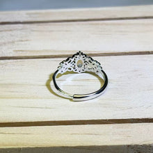 Load image into Gallery viewer, White Opal Adjustable Ring 白色欧泊镶嵌活口戒指